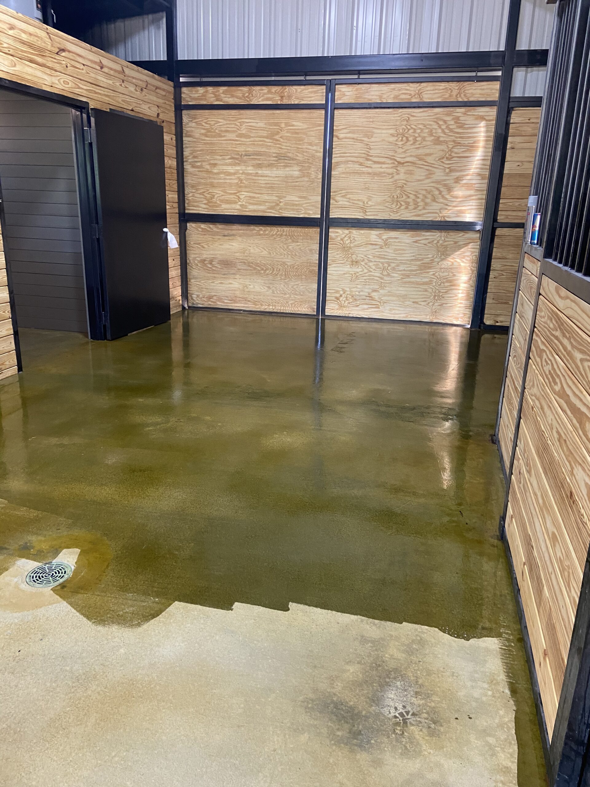 Picture illustrating the process of applying the high-gloss sealer on the stained concrete floor