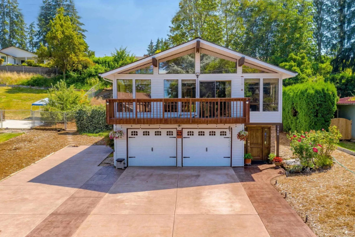 Wide view of large concrete driveway finished with Aztec Brown and Sunset Tan Antiquing™ Stains, sealed to a high-gloss finish.